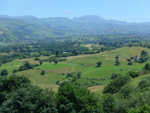 Vista desde el Alto de San Martín hacia las montañas pasiegas, con el paisaje de valles que enmarca Villafufre.