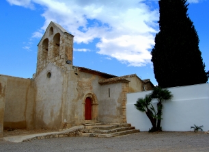 La iglesia románica de Sant Valentí, a pocos metros de las últimas casas de Les Cabanyes, acogió la encomienda hospitalaria desde 1135.