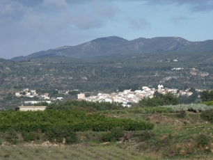 Alborache visto desde el Castillo de Turís, entre las lomas y el paisaje de la Hoya de Buñol.