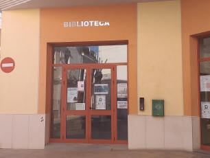 La entrada de la Biblioteca de Rafelcofer muestra una de las fachadas actuales del núcleo urbano.