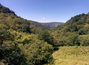 Vista amplia del valle de Bimenes, entre laderas verdes y caseríos dispersos.