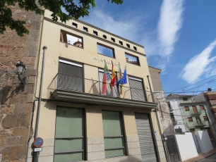 El ayuntamiento de Soneja, en una calle del casco urbano.