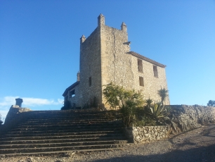 El castillo de Atzeneta, ligado a la historia medieval del Castell y a los restos de muralla que aún se conservan.