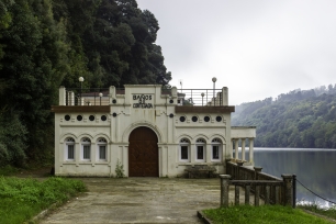 El antiguo edificio de los Baños de Cortegada junto al embalse; la obra que anegó parte de las instalaciones transformó el borde de esta historia termal.