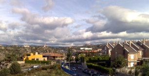 La atalaya de Torrelodones vista desde Los Bomberos, elevada sobre el paisaje de la localidad.