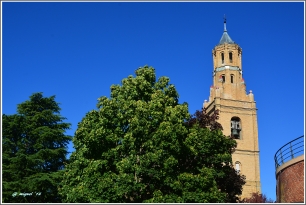 Santa María de la Corona, construida dentro y al pie del primer recinto amurallado de Ejea de los Caballeros.